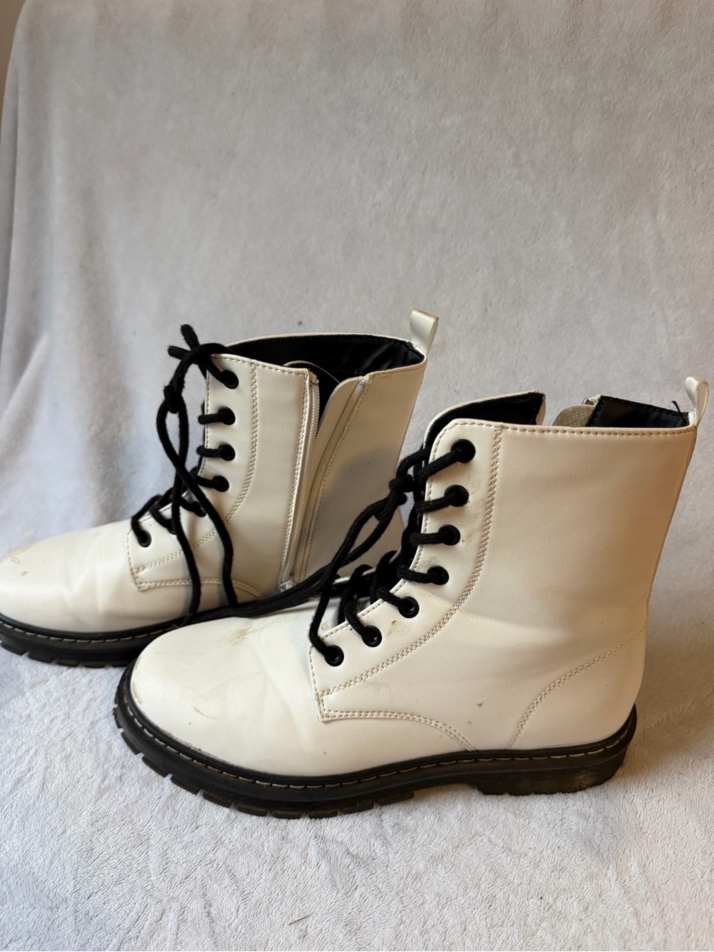 2020 IN Combat Boots Women 8.5 White Good Lace Up Chunky Sole - Picture 2 of 6